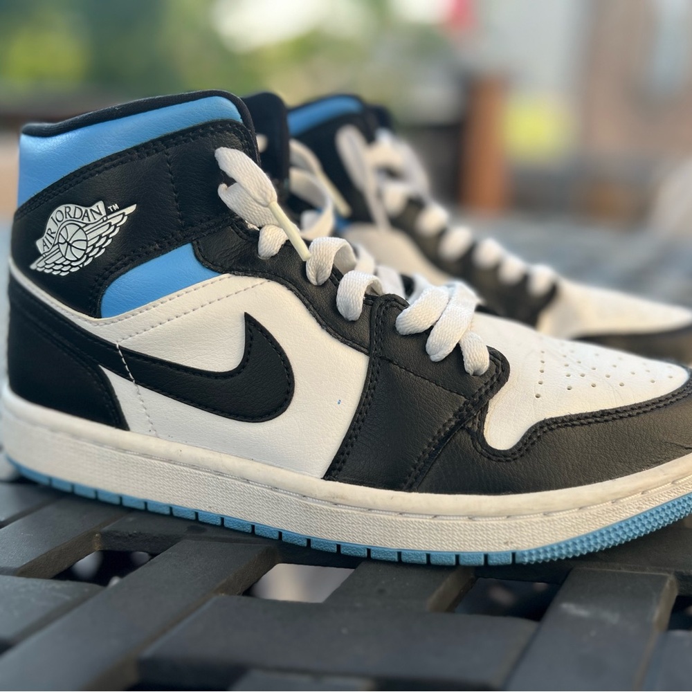 Women’s Nike Air Jordan 1 Mid University Blue Black White